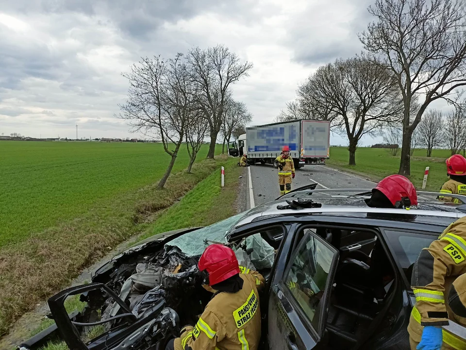 Wypadek w Krotoszynie. Zderzenie osobówki z ciężarówką
