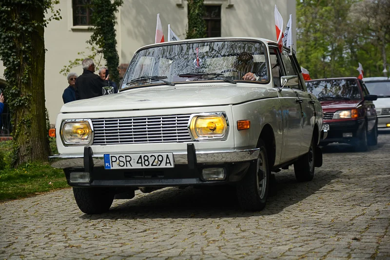 Wystawa zabytkowych pojazdów w Jarocinie z okazji Święta Flagi