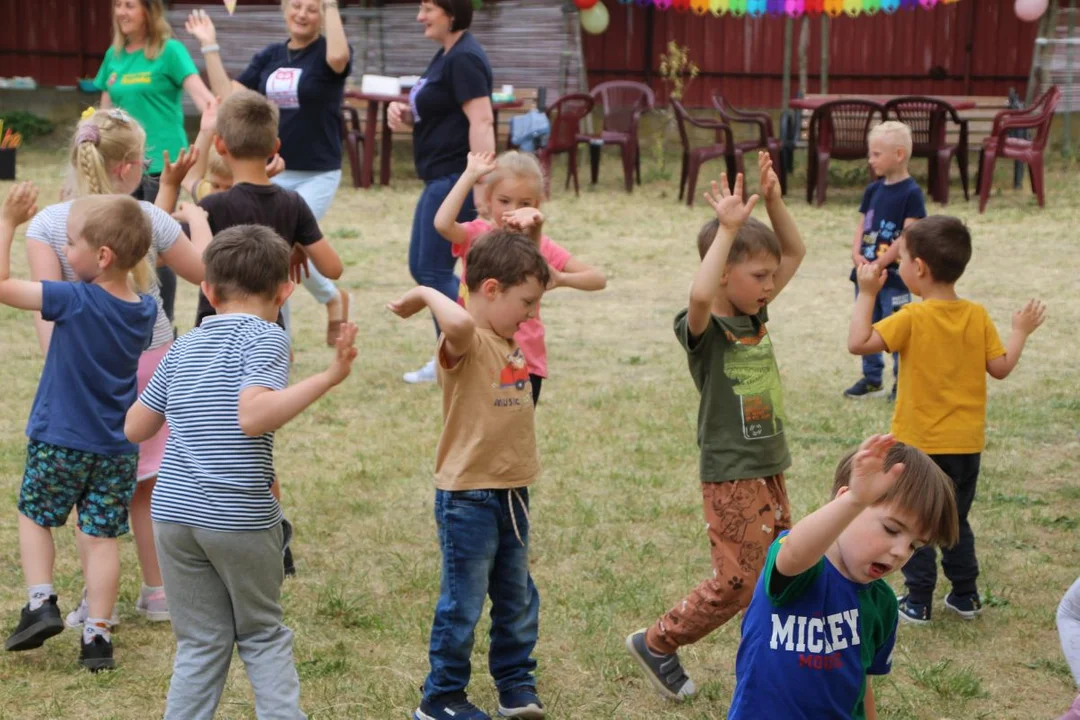 Przedszkolaki integrowały się z seniorami. Festyn na ulicy Zacisznej w Jarocinie