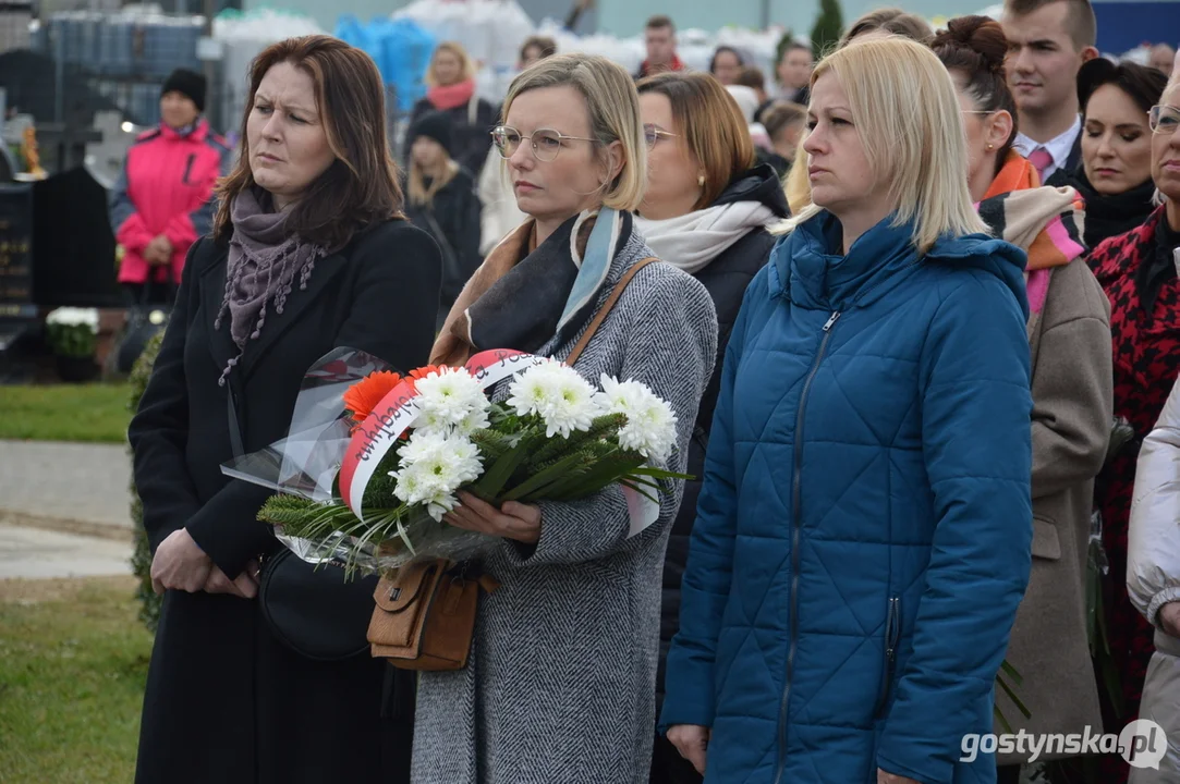 Przemarsz i uroczystości na cmentarzu w dniu 11 listopada w Krobi