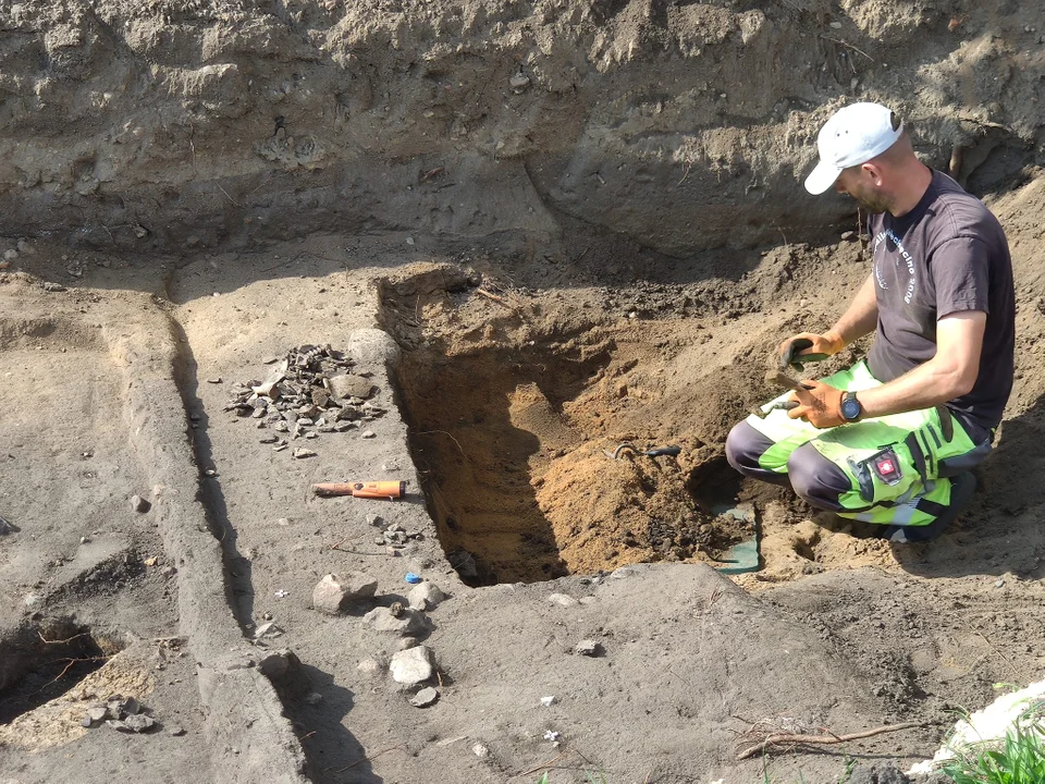 Co odkryli archeolodzy na terenie  technikum przy Zielonej w Pleszewie? [ZDJĘCIA] - Zdjęcie główne