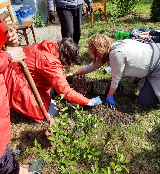 Działkowcy chętnie angażowali uczniów w codzienne prace ogrodowe