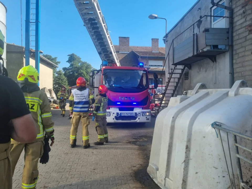 Krobia. Mężczyzna zasłabł i utknął w silosie na zboże. Pomogli strażacy