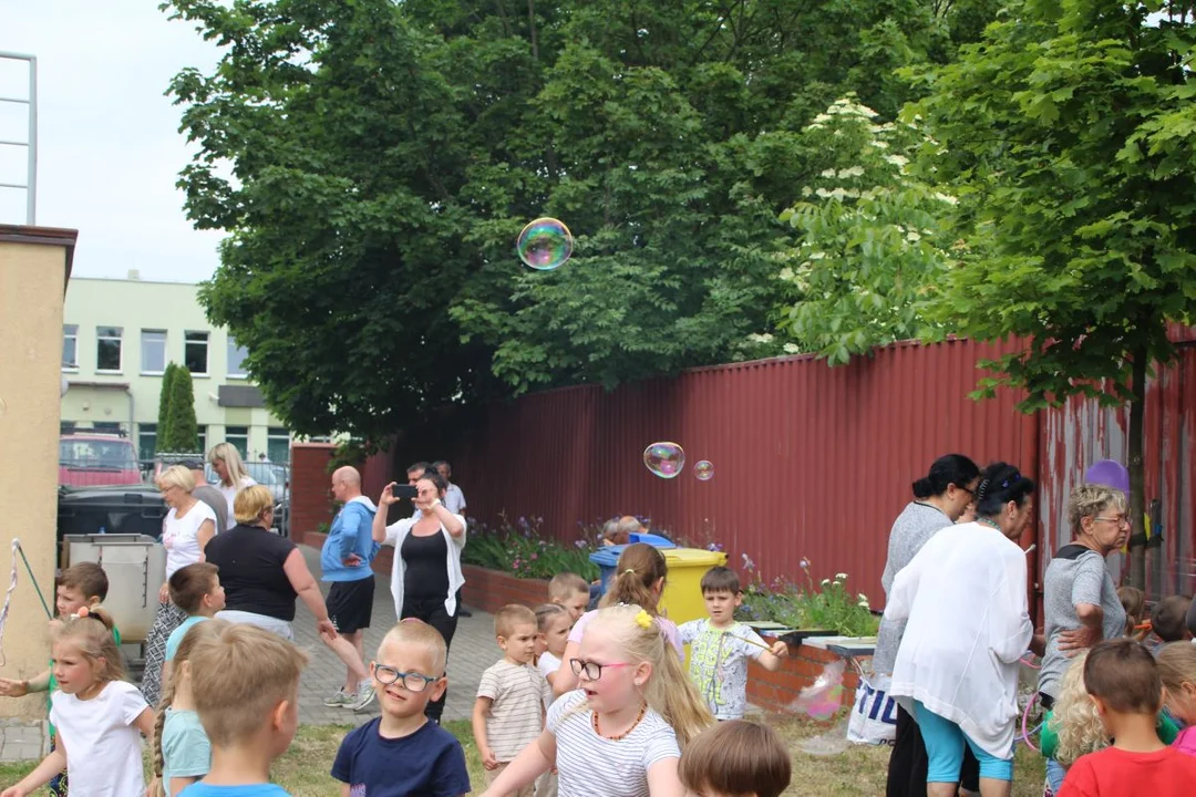 Przedszkolaki integrowały się z seniorami. Festyn na ulicy Zacisznej w Jarocinie