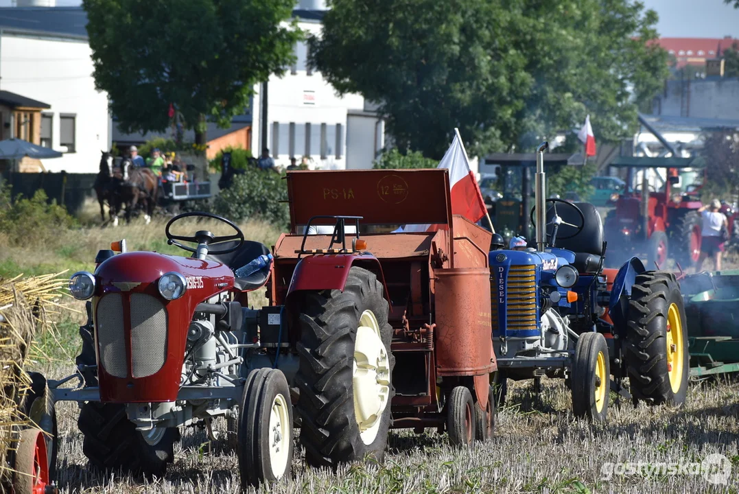 Parada zabytkowych pojazdów podczas dożynek powiatowych na Świętej Górze 2023