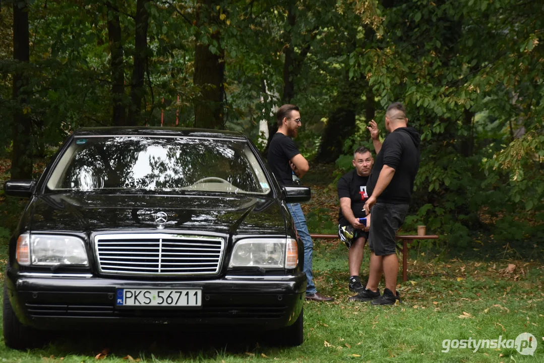 Zlot samochodów retro w Zamku Wielkopolskim w Rokosowie