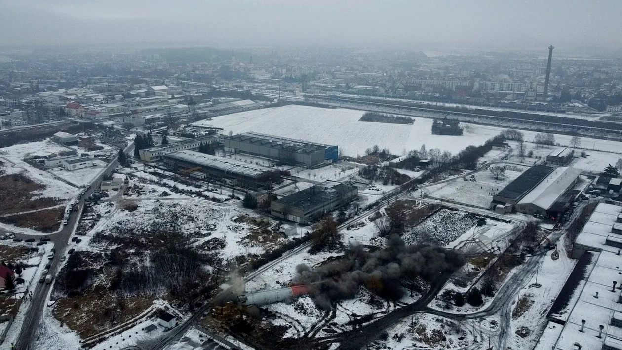 Rok temu wyburzono 85-metrowy komin w Jarocinie - Zdjęcie główne