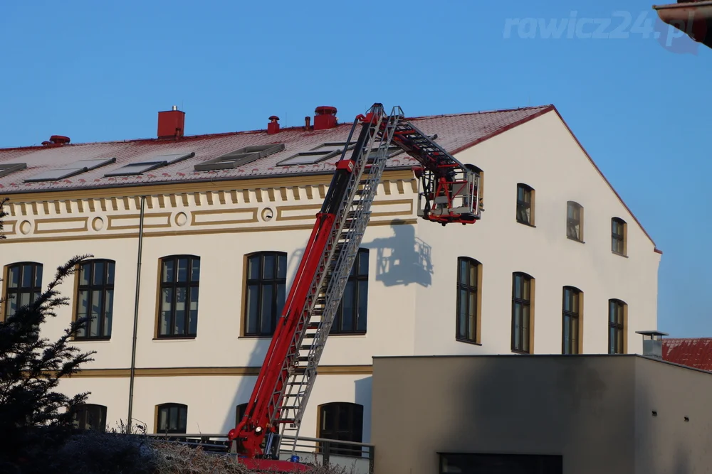 Ćwiczenia strażaków w rawickiej multibibliotece