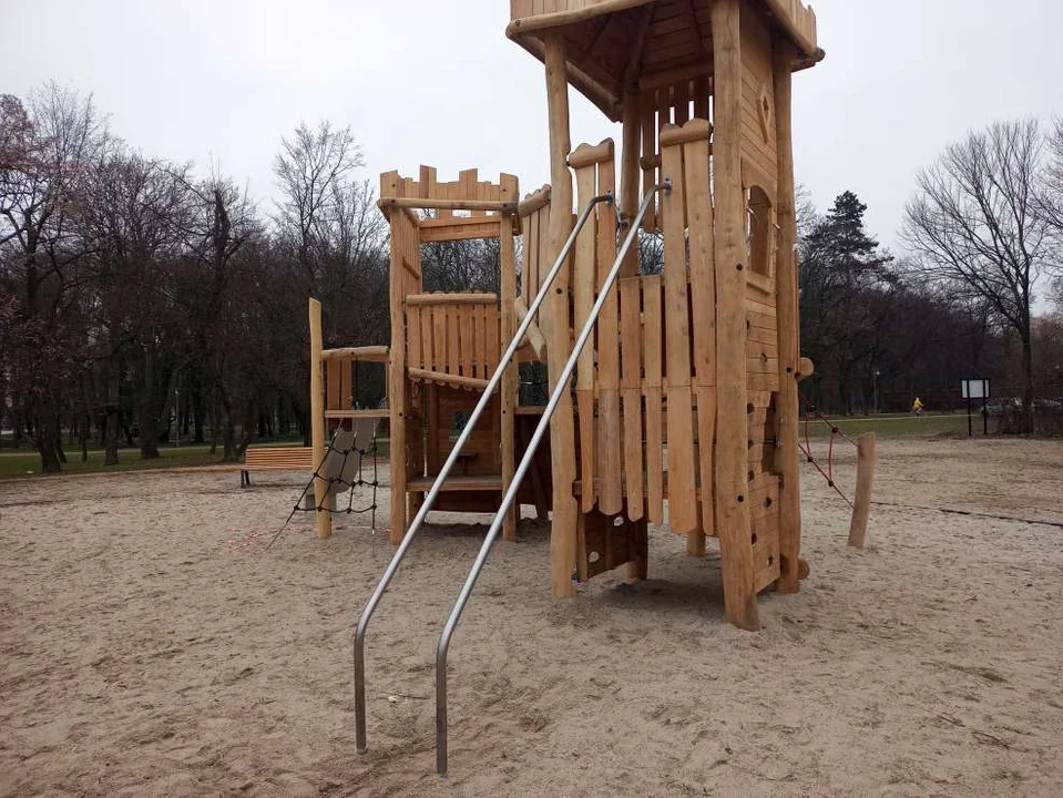 Niedokończony i niezabezpieczony plac zabaw w jarocińskim parku - czy stwarza zagrożenie? [ZDJĘCIA] - Zdjęcie główne