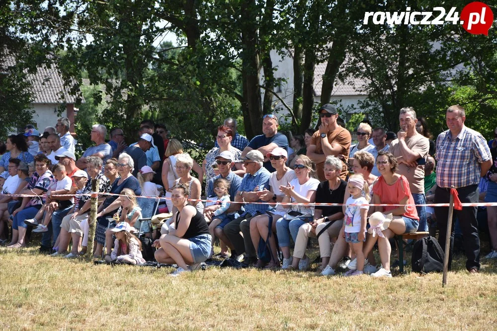 Kibice na gminnych zawodach strażackich w Jeziorach