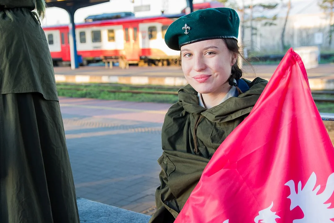 Harcerze werblem i dzwonkiem "budzili śpiących" na dworcu w Jarocinie