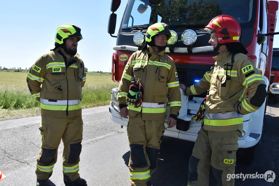 Kolizja na drodze powiatowej w Lipiu (gm. Piaski). Przewrócony samochód w polu