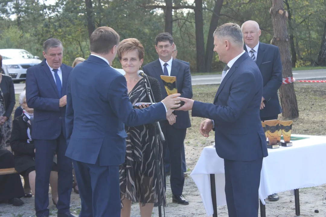 Minister Marlena Maląg otworzyła drogę Białobłoty-Orlina Duża. Towarzyszyli jej posłowie i samorządowcy