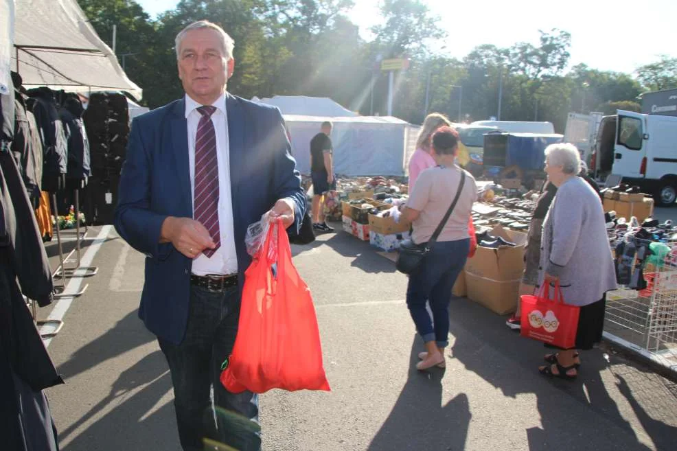 Kandydaci na posłów Nowej Lewicy na jarocińskim targowisku