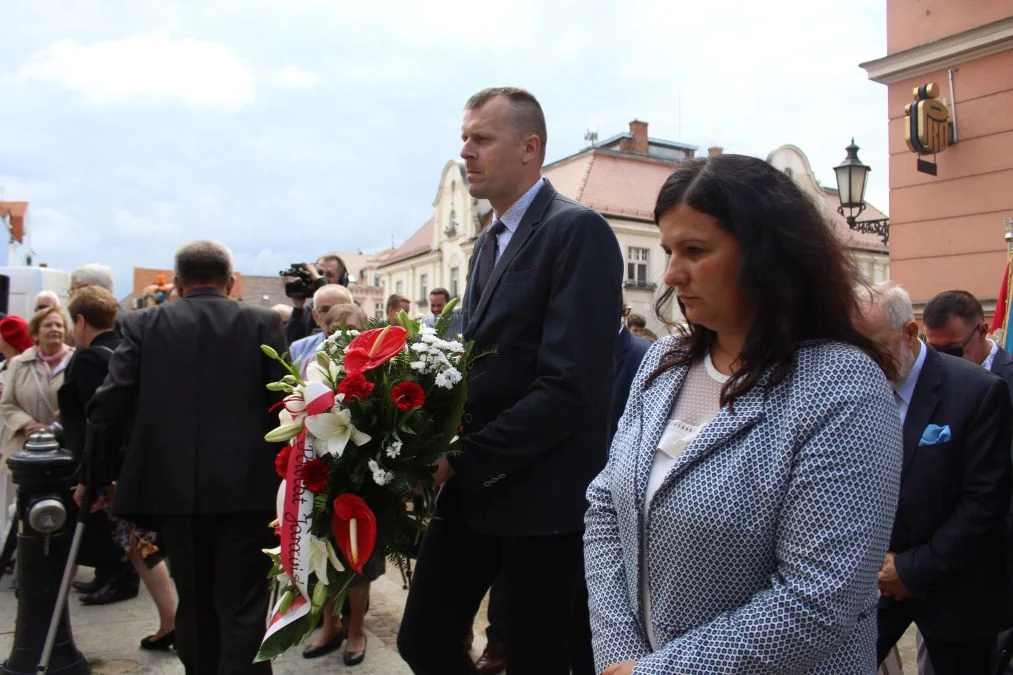 Jarocin. Odsłonięcie tablicy poświęconej kolporterom gazety konspiracyjnej "Dla Ciebie, Polsko" i koncert patriotyczny w JOK-u