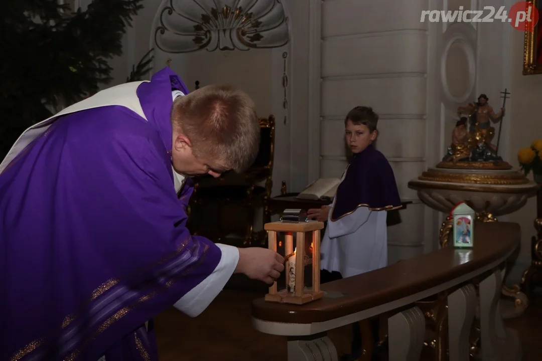 Betlejemskie Światło Pokoju w parafii pw. św. Andrzeja Boboli w Rawiczu