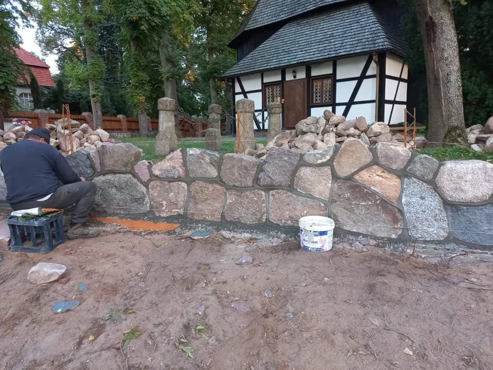 Trwa remont zabytkowego parkanu przy kościele w Sośnicy [ZDJĘCIA] - Zdjęcie główne