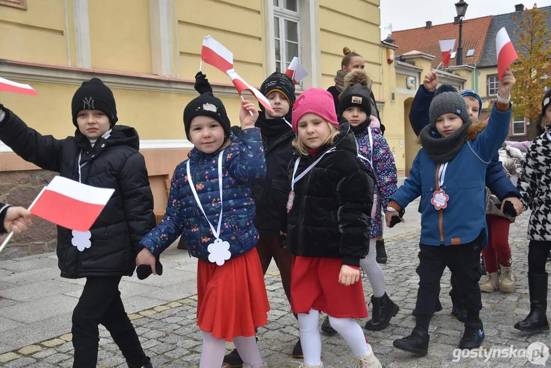 Przemarsz z flagami przedszkolaków z Przedszkola Samorządowego "Pod Świerkami" w Krobi