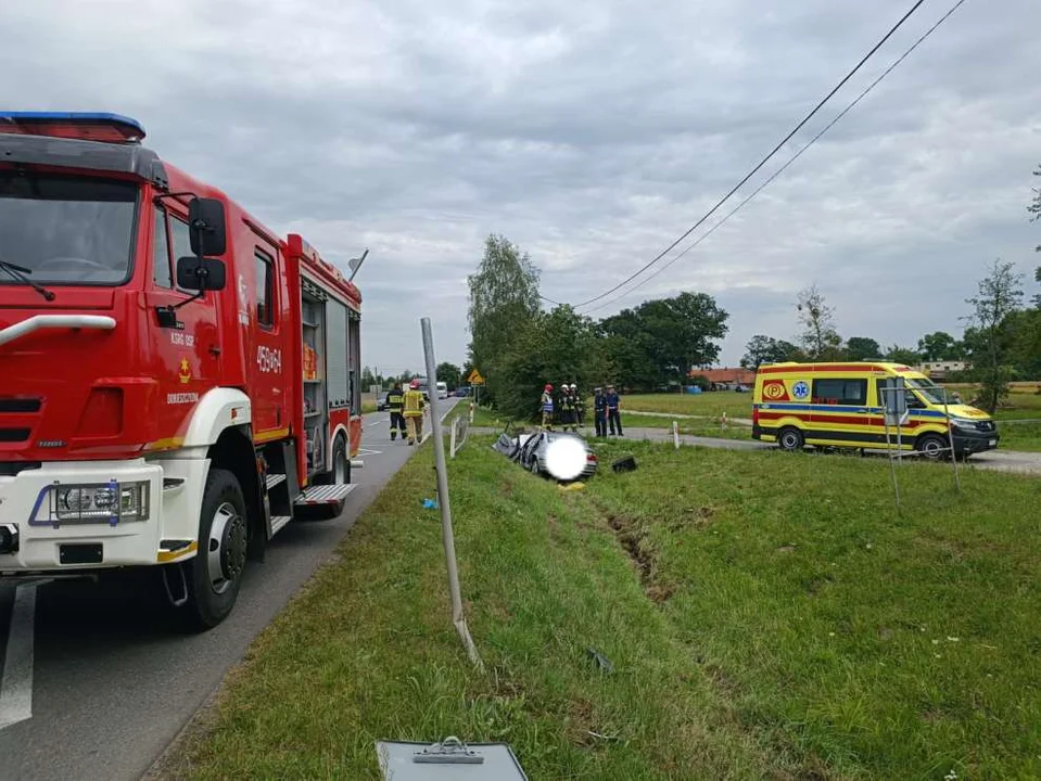 W Lubini Małej w gminie Żerków samochód wpadł do rowu