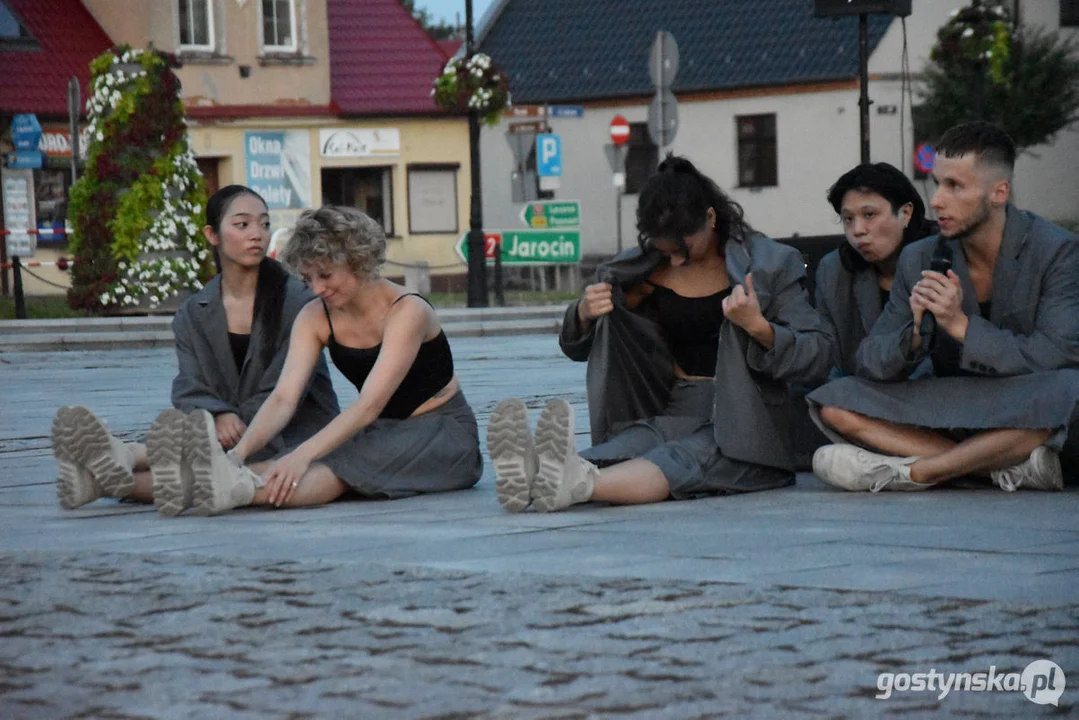 Spektakl teatralny na gostyńskim rynku