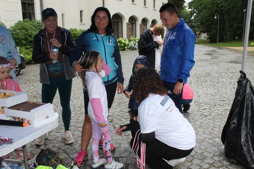 Mimo deszczu pobiegli dla Blanki. Zrobili bieg przed festynem