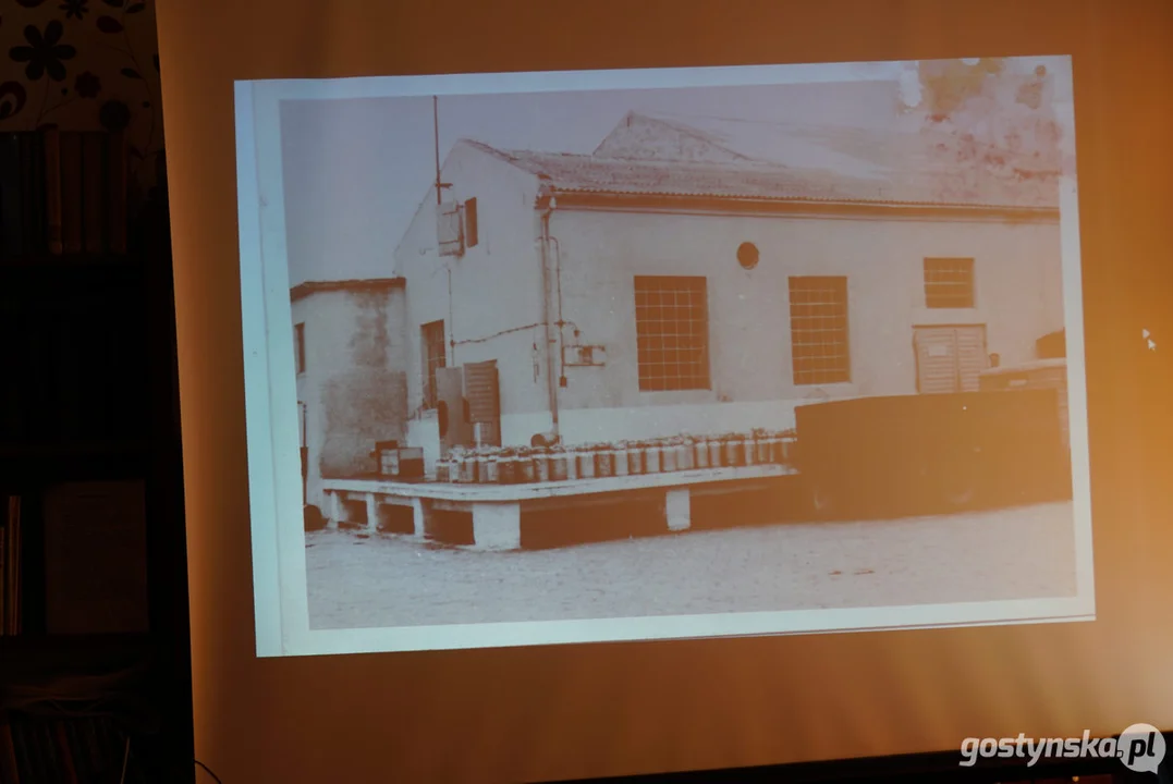 Miłośnicy starych fotografii w pogorzelskiej bibliotece