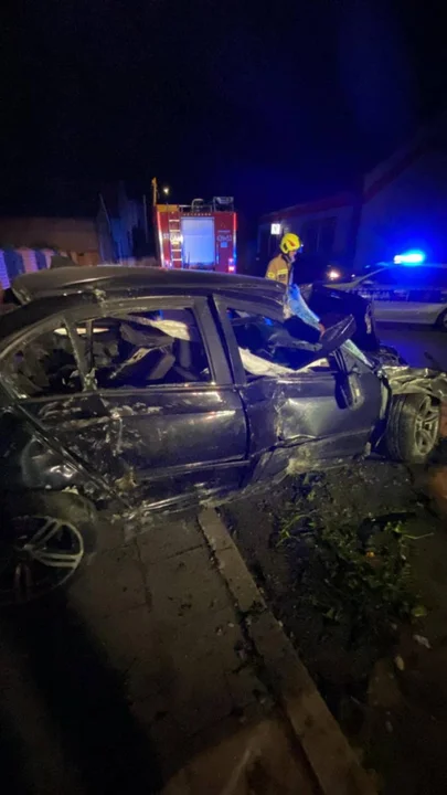 Wypadek w Sułkowicach. Kierujący BMW roztrzaskał płot i samochód