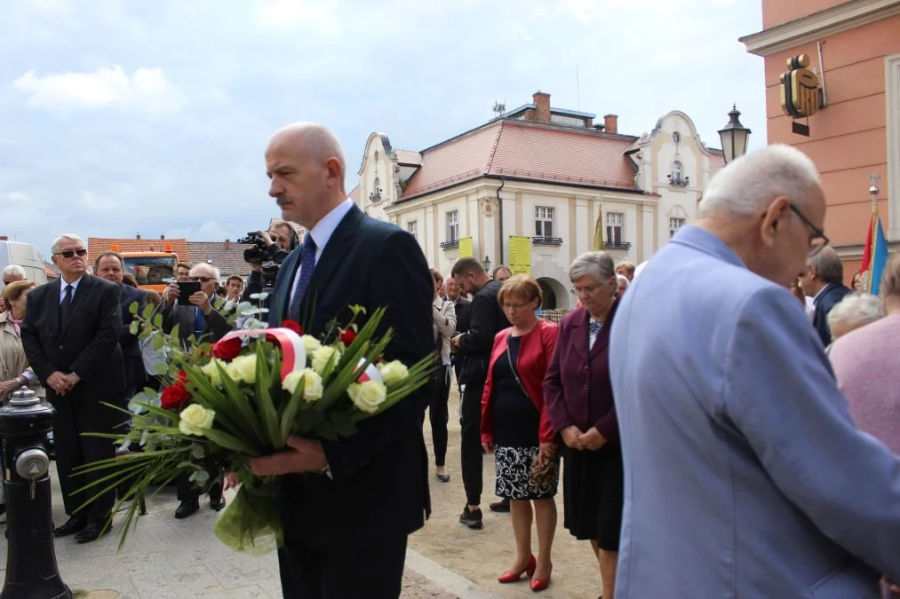 Jarocin. Odsłonięcie tablicy poświęconej kolporterom gazety konspiracyjnej "Dla Ciebie, Polsko" i koncert patriotyczny w JOK-u