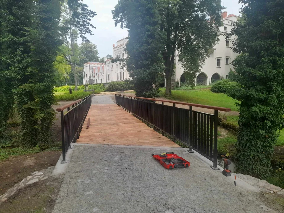Budowa kładek w parku Radolińskich w Jarocinie na finiszu [ZOBACZ ZDJĘCIA] - Zdjęcie główne