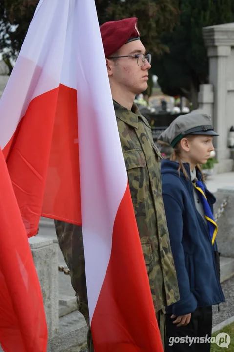 Przemarsz i uroczystości na cmentarzu w dniu 11 listopada w Krobi