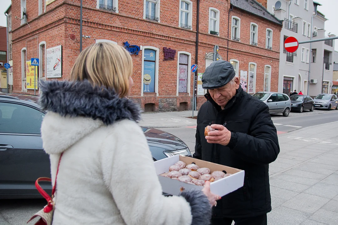 Przedwyborczy tłusty czwartek w Jarocinie. Kandydat PO KO na burmistrza i kandydaci Ziemi Jarocińskiej rozdawali pączki