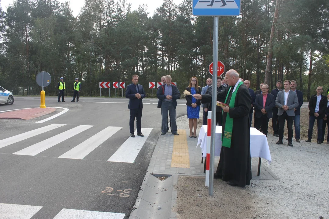 Minister Marlena Maląg otworzyła drogę Białobłoty-Orlina Duża. Towarzyszyli jej posłowie i samorządowcy