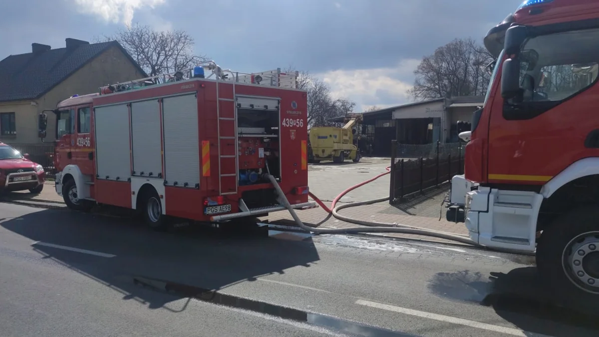 Pożar w Pogorzeli. Mogło dojść do wybuchu. Na miejscu straż pożarna i policja - Zdjęcie główne