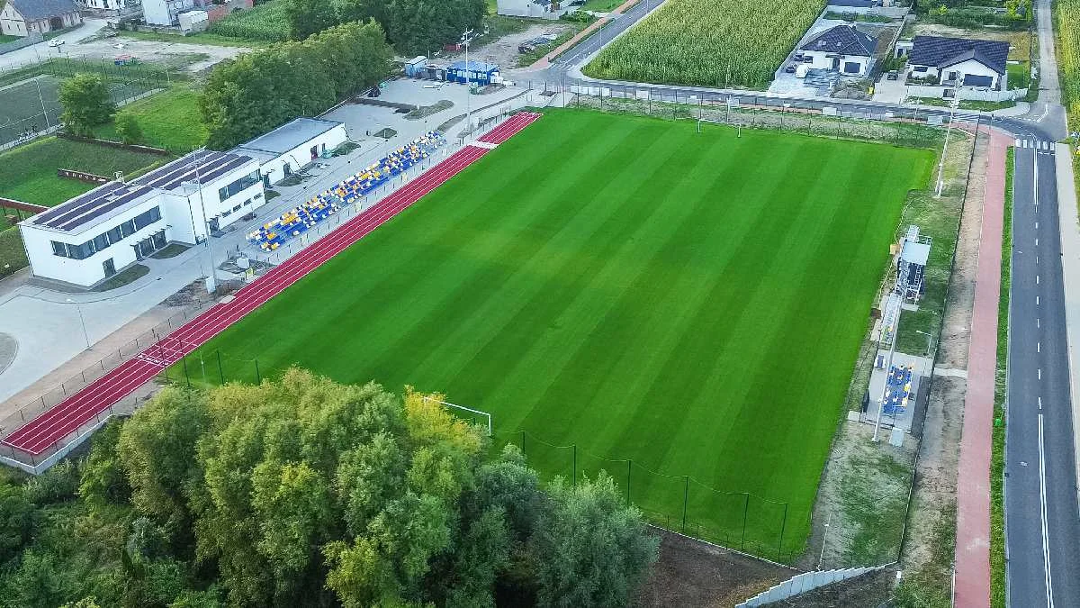 Budowa nowego stadionu sportowego w Krobi zmierza ku końcowi. Burmistrz zapowiada wielkie otwarcie - Zdjęcie główne