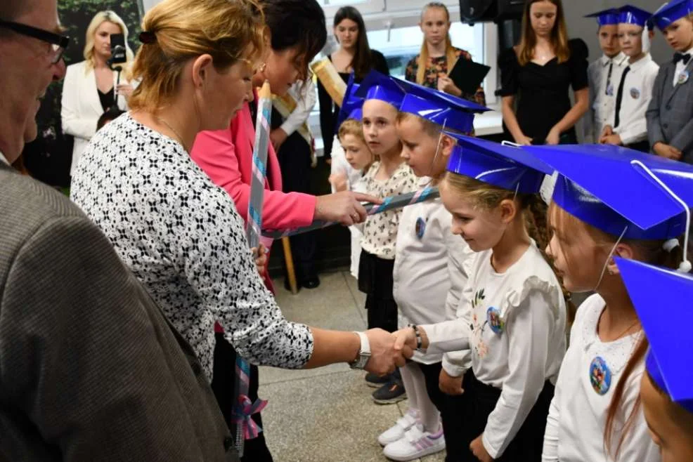 Pasowanie na uczniów w Szkole Podstawowej w Dobrzycy