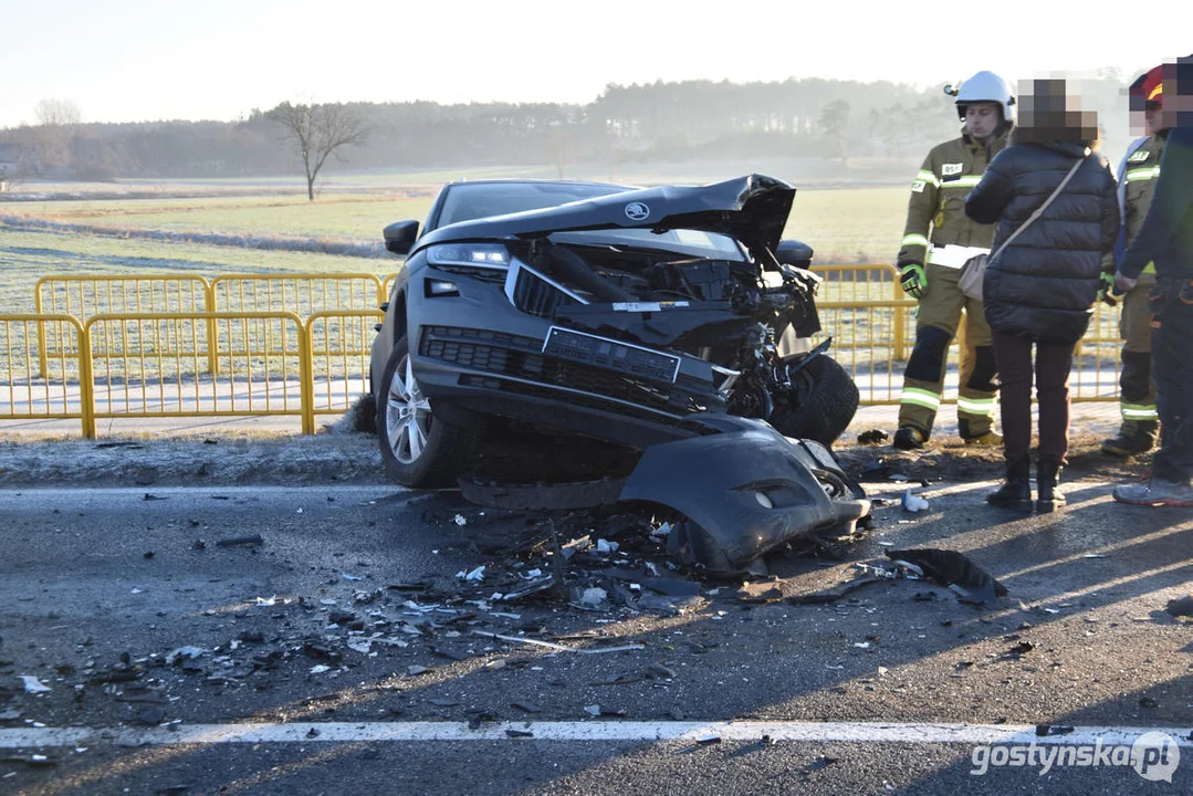 Wypadek na DW434 Gostyń - Poznań. Zderzyły się trzy samochody