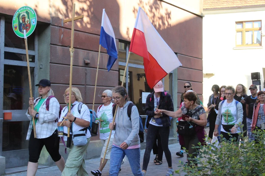 Grupa pielgrzymkowa biało-zielona wyruszyła z Jarocina na Jasną Górę już po raz 25. [ZDJĘCIA] - Zdjęcie główne