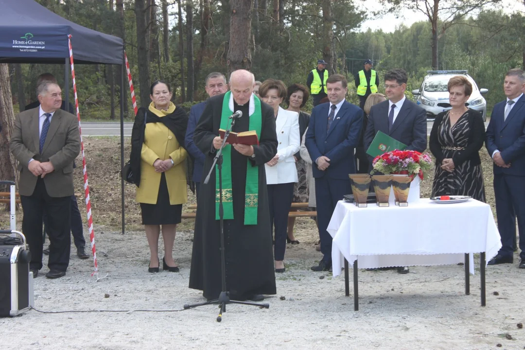 Minister Marlena Maląg otworzyła drogę Białobłoty-Orlina Duża. Towarzyszyli jej posłowie i samorządowcy