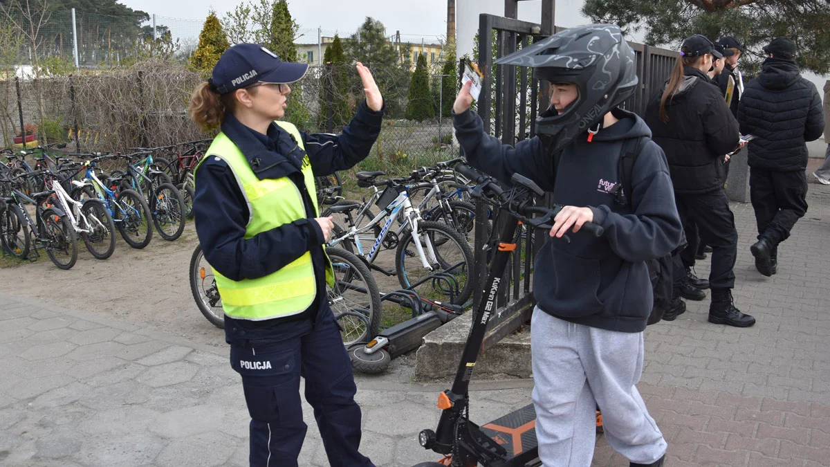 Akcja gostyńskiej policji pod Szkołą Podstawową nr 5 w Gostyniu