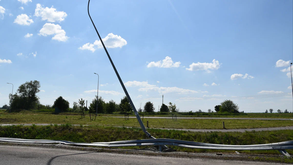 Na rondzie DW434 przewrócił się beczkowóz