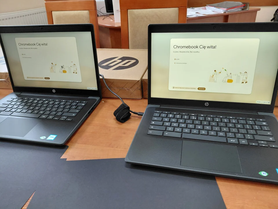 Sprzęt multimedialny dla szkół z gminy Chocz. Placówki otrzymały łącznie ponad 80 urządzeń - Zdjęcie główne
