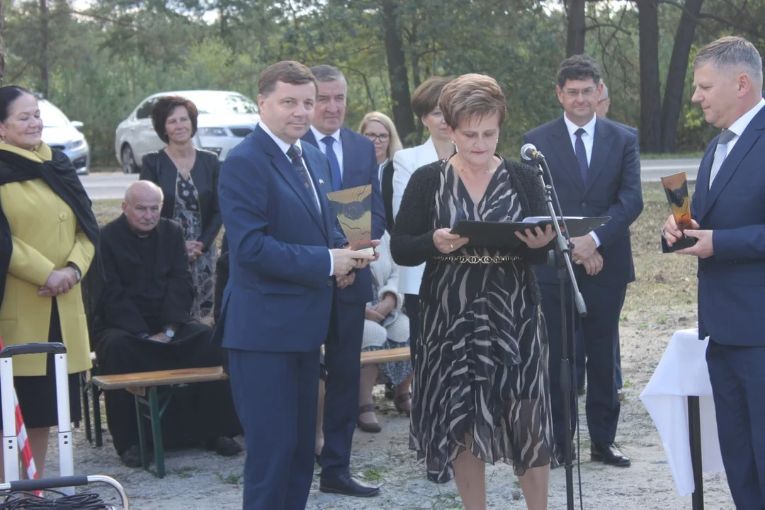 Minister Marlena Maląg otworzyła drogę Białobłoty-Orlina Duża. Towarzyszyli jej posłowie i samorządowcy