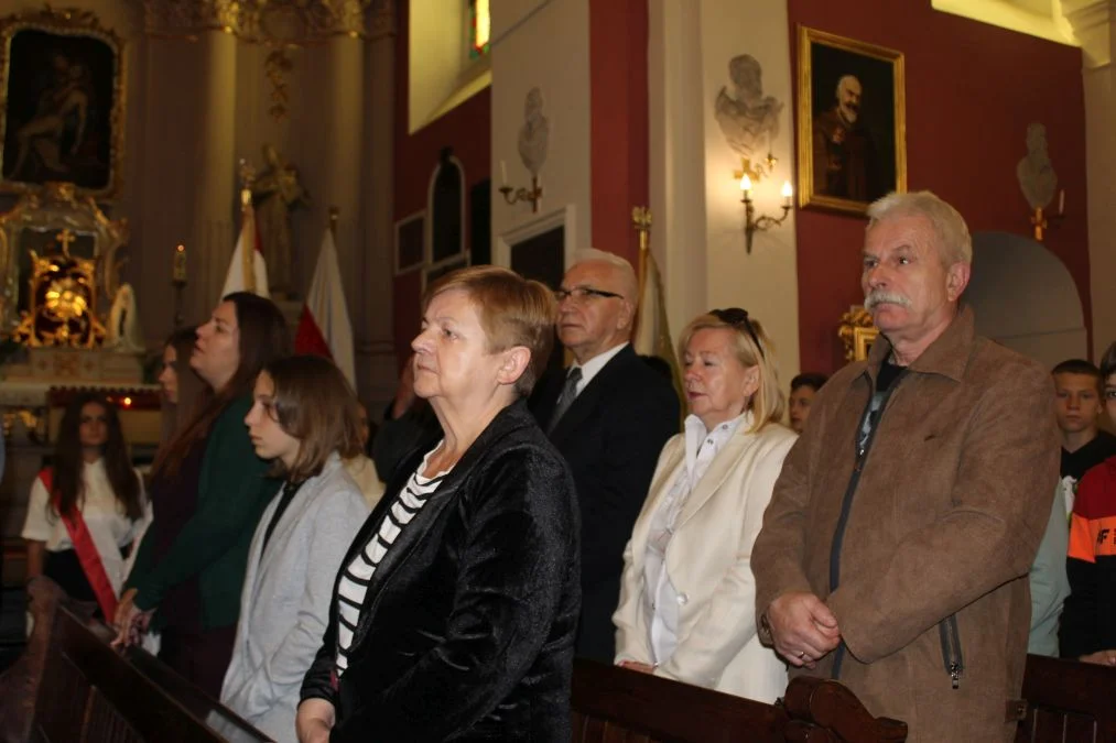 Jarocin. Odsłonięcie tablicy poświęconej kolporterom gazety konspiracyjnej "Dla Ciebie, Polsko" i koncert patriotyczny w JOK-u