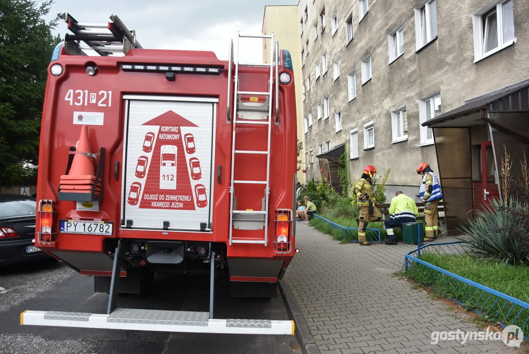 Ewakuacja mieszkańców jednego z bloków mieszkalnych Gostyniu