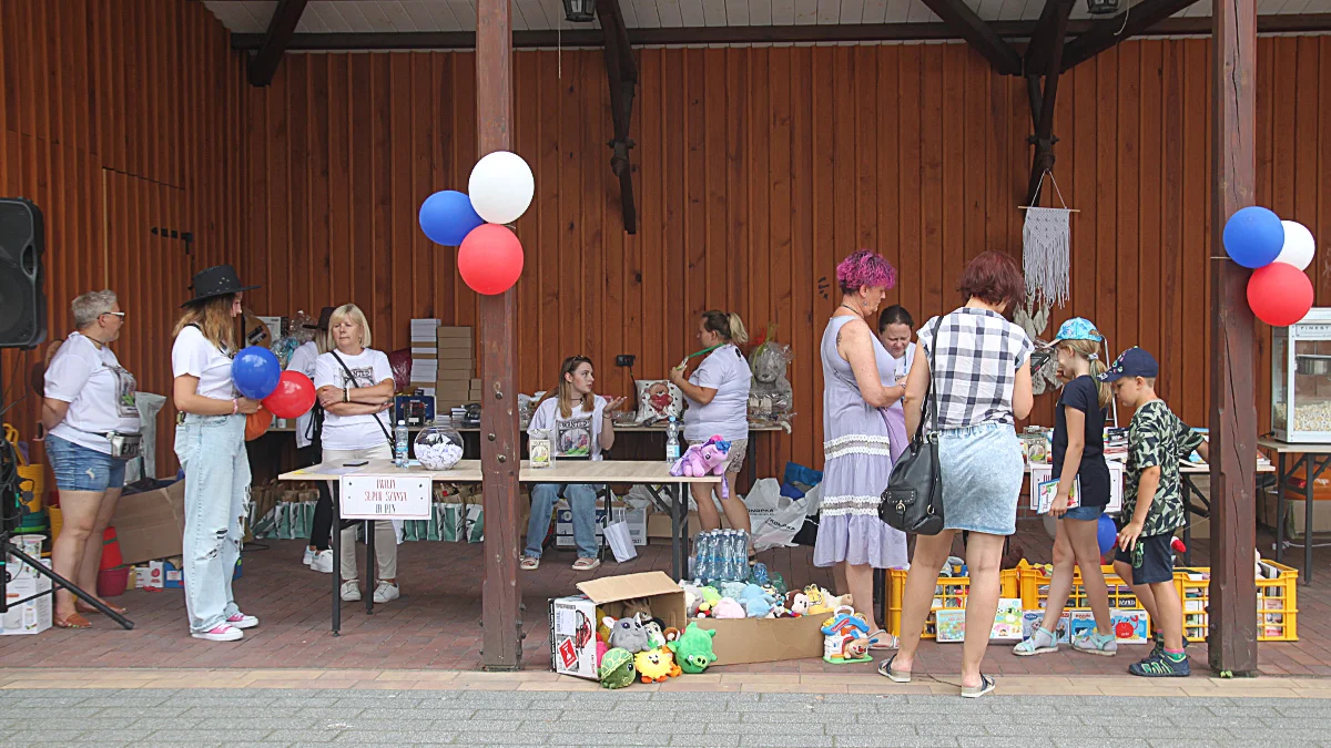 Trwa piknik charytatywny w parku przy rawickim domu kultury - Zdjęcie główne