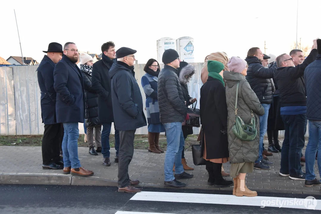 Otwarcie nowej drogi w Gostyniu - spacer samorządowców i mieszkańców