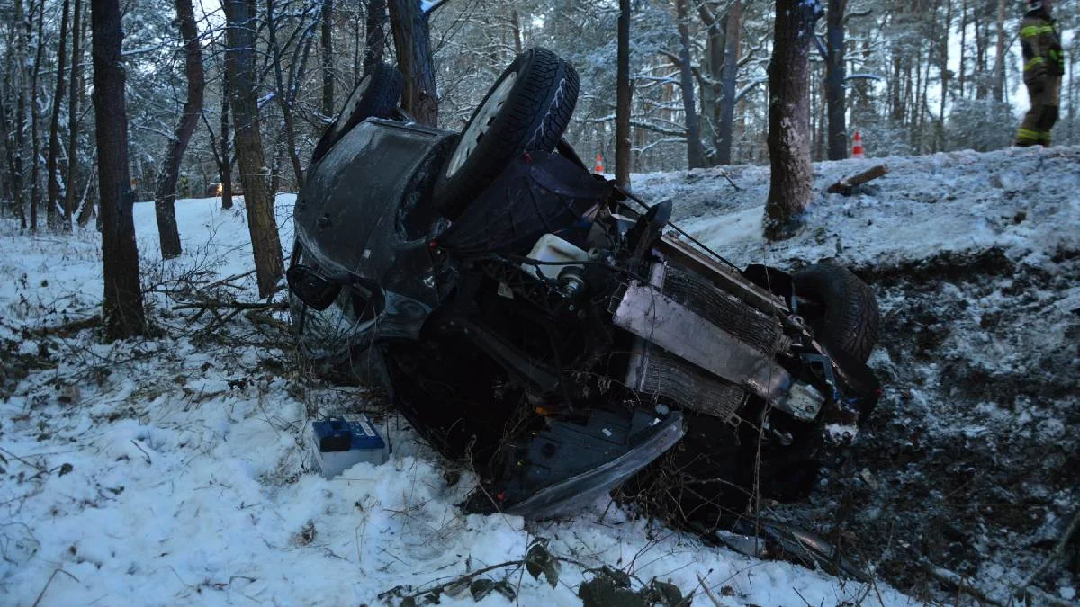 Dachowanie na DW 437 Koszkowo - Studzianna. Fatalne warunki na naszych drogach - Zdjęcie główne