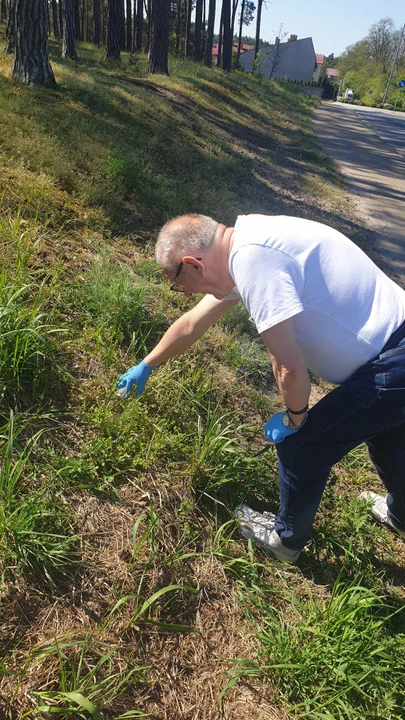 Pozbierali śmieci w okolicy ronda na pograniczu Rawicza i Sierakowa