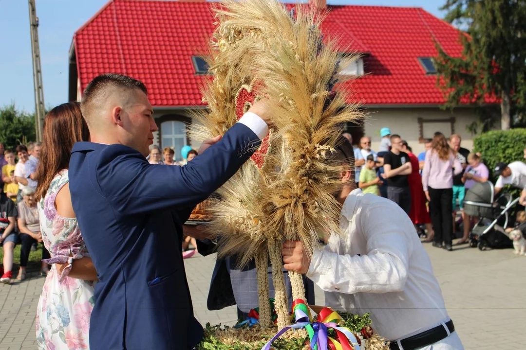 Tłumy na dożynkach wiejskich w Twardowie