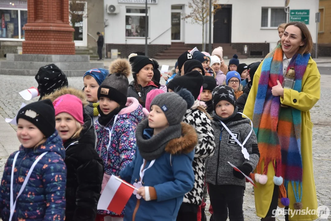 Przemarsz z flagami przedszkolaków z Przedszkola Samorządowego "Pod Świerkami" w Krobi